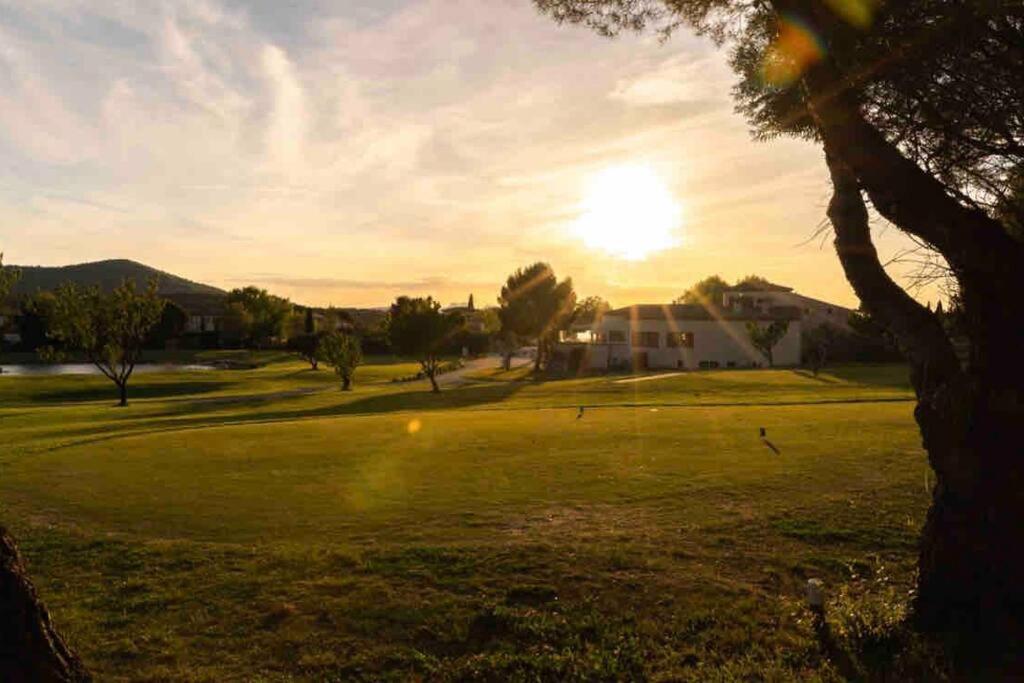 Moment De Detente Sur Le Golf De Pont-Royal Mallemort Exterior foto